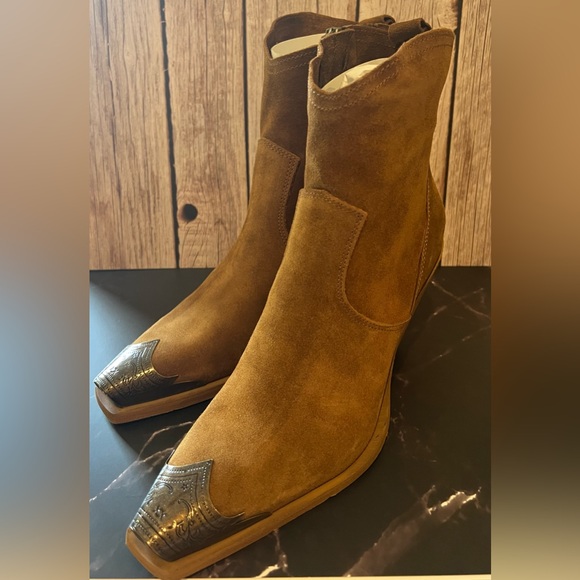Sundance Camel Suede Ankle Booties with bronze tip. NWOB Size 9
